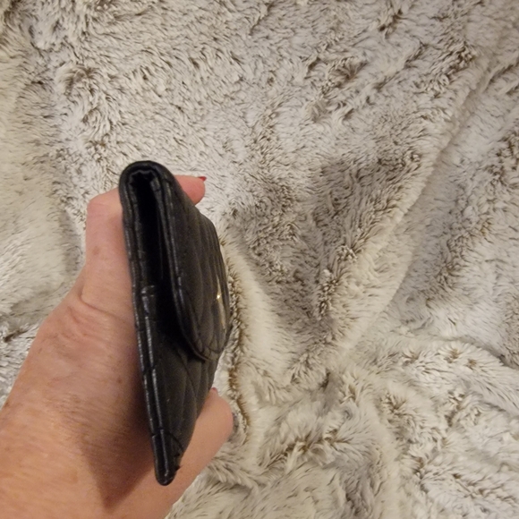 Badgley Mischka quilted black wallet. - Picture 3 of 13